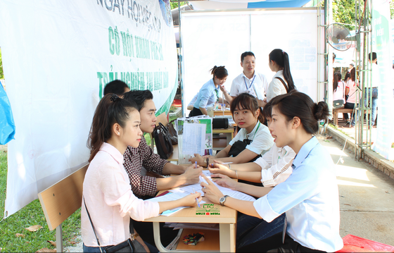 1.200 Fourth year students of Hue University of Agriculture and Forestry (HUAF) took part in Job Fair 2016