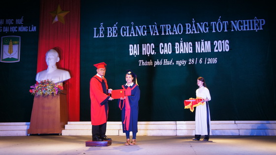 Trao bang tot nghiep cho sinh vien