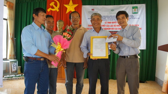 Launching a club of agricultural extension and exchanging experience in raising cattles in An Chan commune, Tuy An district, Phu Yen province