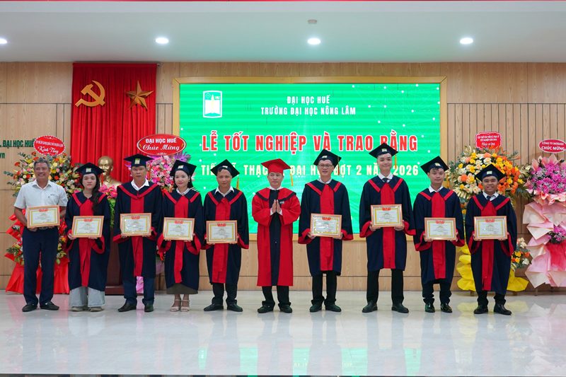 030726 Trao bang khen 1